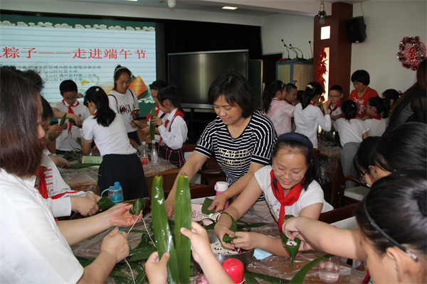 五年级“端午节 包粽子”活动2.jpg