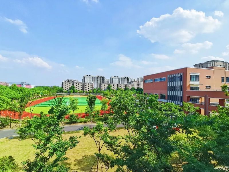 学校简介1.jpg