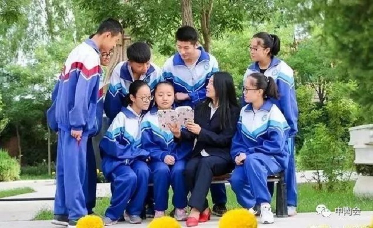 上海市行知中学校服图片